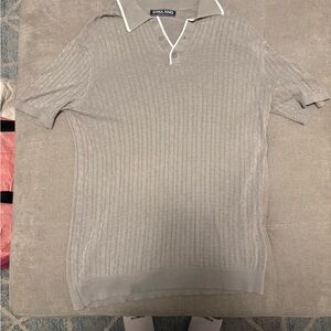 Light Gray Polo Shirt with Textured Fabric and Short Sleeves